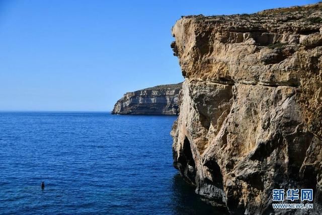 巨浪|巨浪冲刷后坍塌，马耳他著名景点“蓝窗”不再