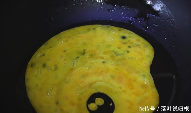 炒鸡蛋别只会用西红柿,换个食材,润肺生津,老人孩子都爱吃