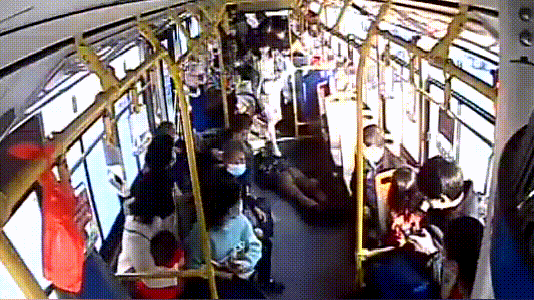 爱的城市|突发！公交车乘客紧急撤离，只因车上一男子……