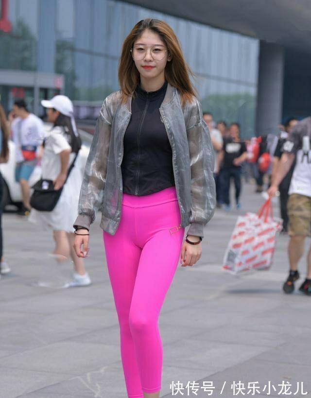 舒适 打底裤的装扮轻松穿出女神风格,显得十分的时尚优雅