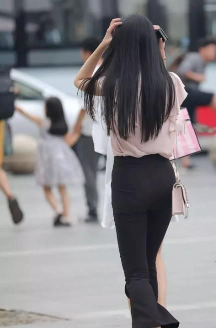 极品女神清新自然，时尚服装展示了她100分的美