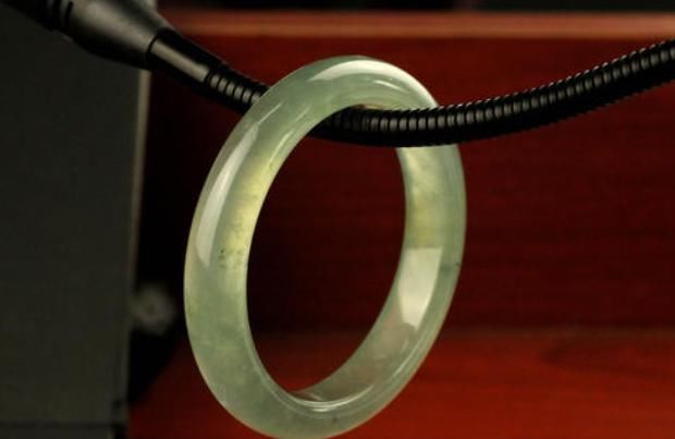 20年前用手镯换一壶,结果手镯拍了860万,夫妻鉴定后情绪不稳