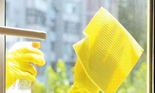 擦玻璃不用爬窗,有个小妙招,让玻璃干干净净