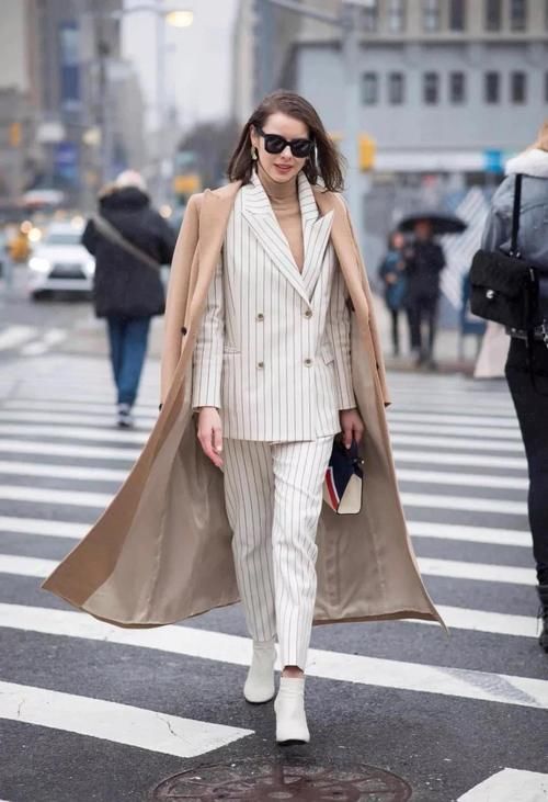 2021流行“西装＋大衣”的穿法，优雅干练又时髦，前提是选对款式