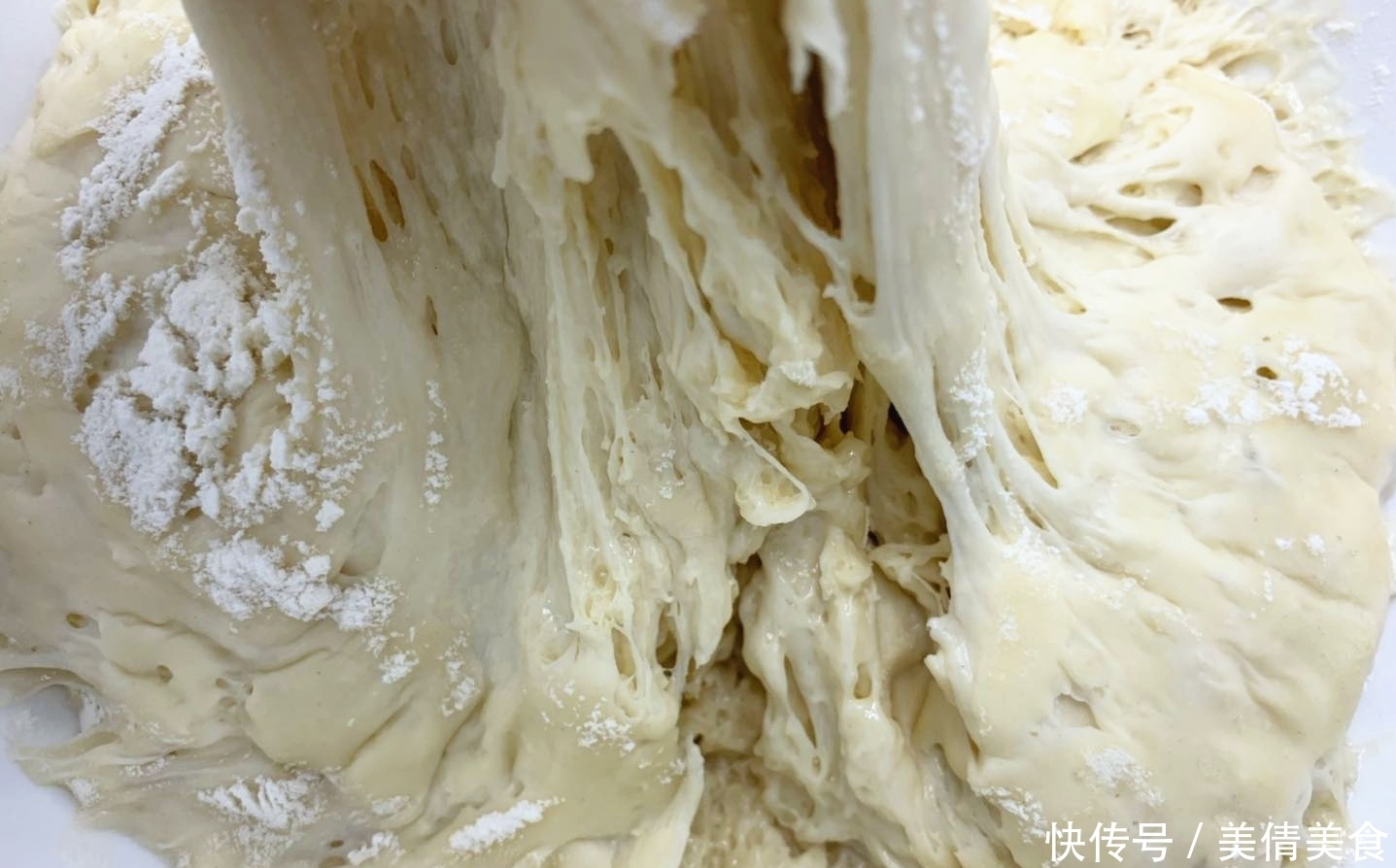发面时,别用酵母和泡打粉了!用它发酵,6分钟发满盆,面还更香