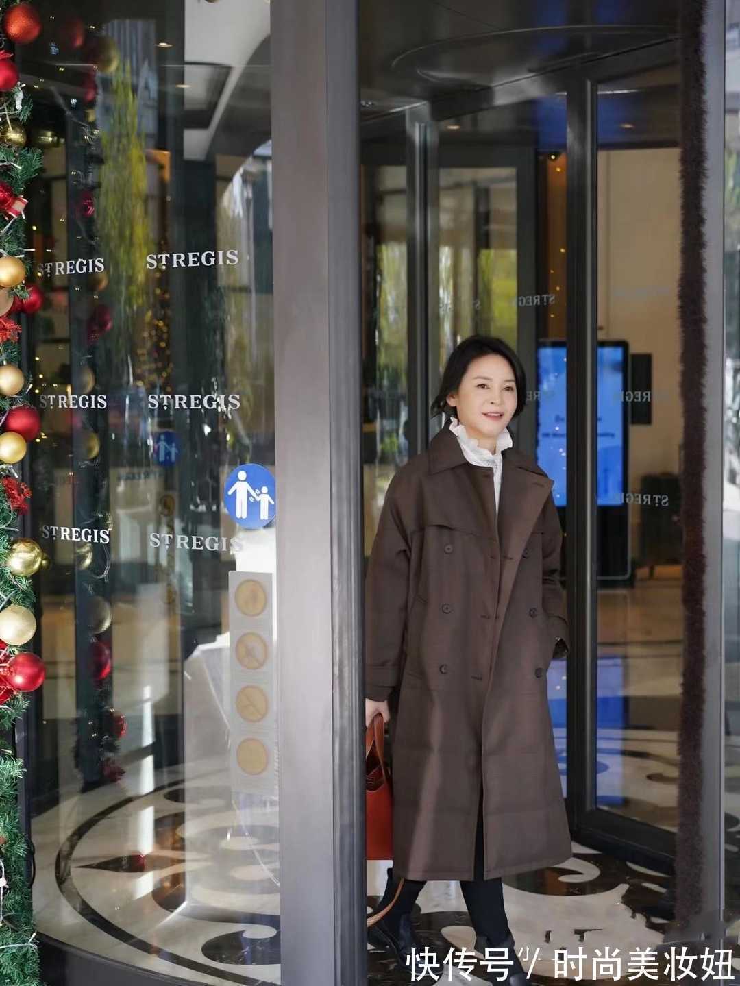 咖啡色|50岁女人如何“优雅过冬”?学她的穿搭思路,温柔大方又高级