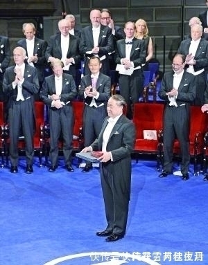 接地气!莫言游母校,90岁恩师送首打油诗,他当场回诗一首,水平高下立判