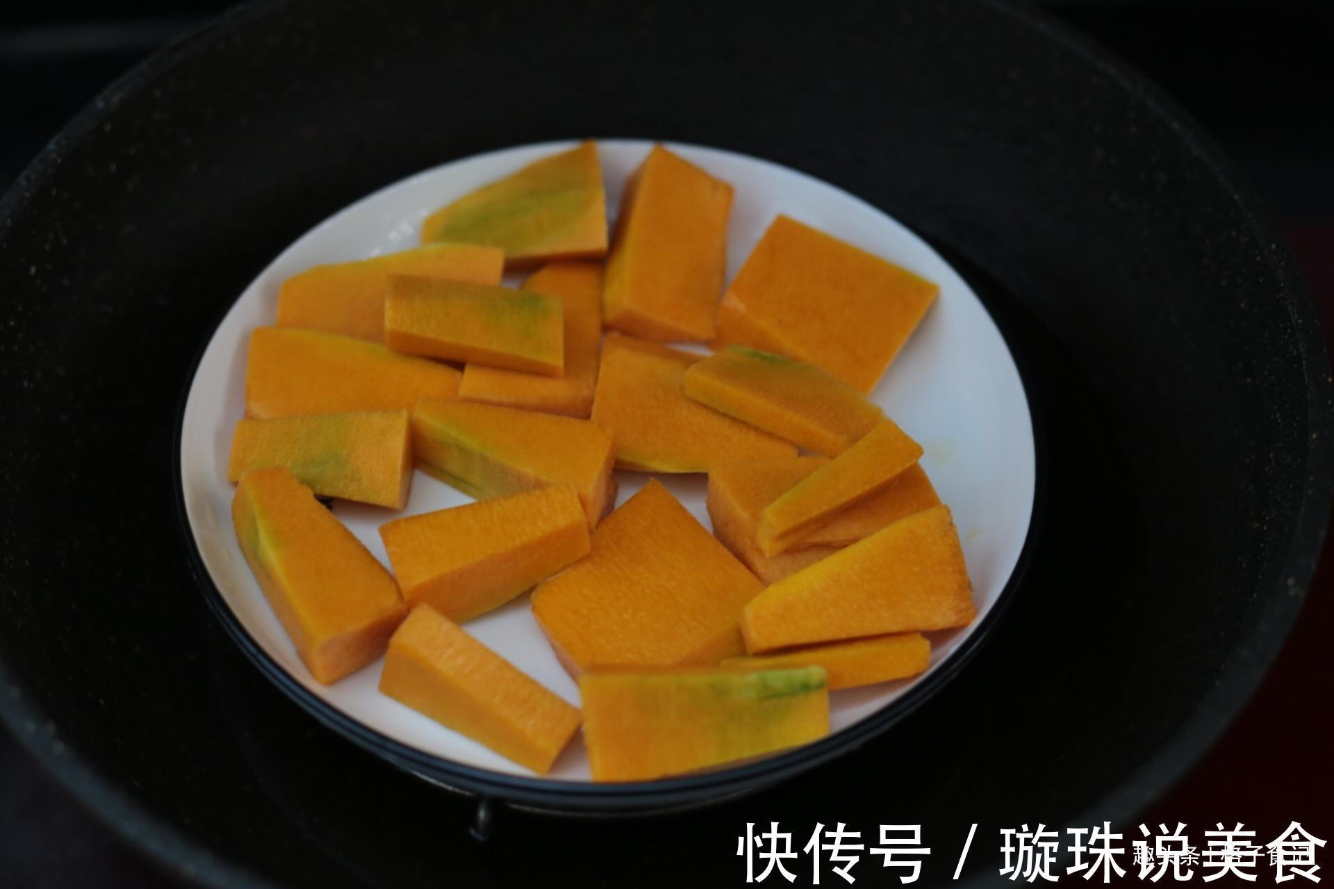 面粉里加点南瓜，不蒸不烤，出锅女儿抢着吃，太香了，好吃不上火