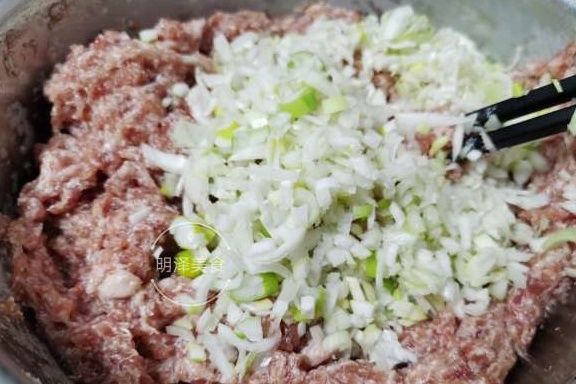酸菜饺子好吃有诀窍,只要掌握调馅的方法和用料,饺子不好吃才怪