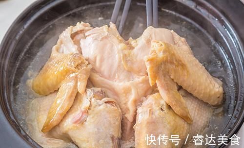 炖鸡汤，别只会焯水了！30年大厨教你3招，肉质鲜香软嫩，无腥味