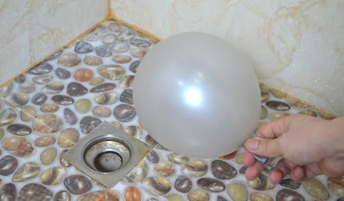 下水道口放一个气球,作用真强大,解决家家户户的一个烦恼,超实用