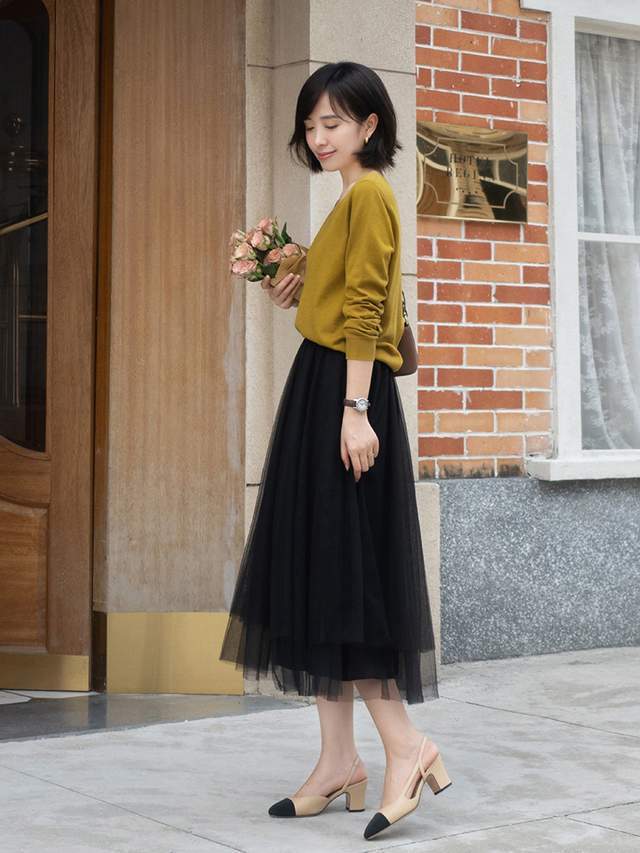 穿搭|35岁的女人怎么穿才优雅？条纹针织衫配A字网纱半身裙，高级洋气