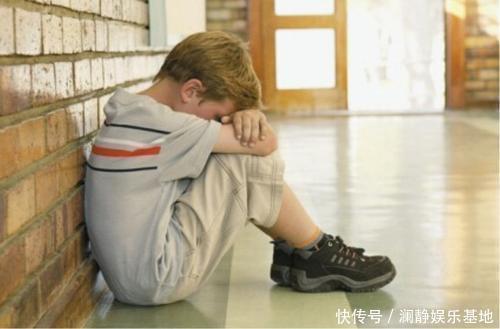 富养女儿|7岁男孩穿破衣被嘲笑,老师约见家长,却发现爸爸一身名牌