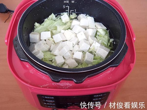 豆腐和“它”搭配,不放调料也很鲜,提高免疫力,冬季要经常吃!