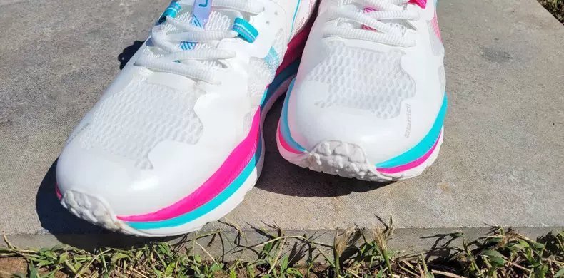 跑步 减缓冲击、低落差、耐磨损、超轻量,这双跑鞋才不到五百块?