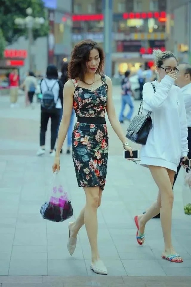 街拍:身材很不错的小姐姐,美腿是真的长,很好看呢