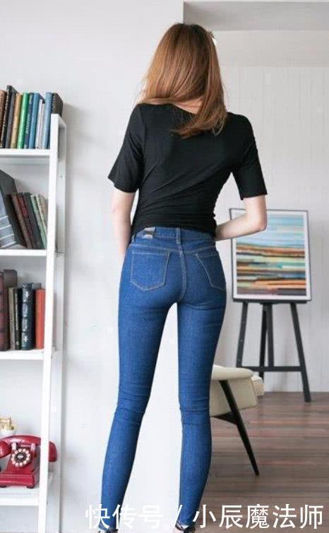 小姐姐穿简约牛仔裤,轻松搭配出女神范儿,时尚就是这么简单