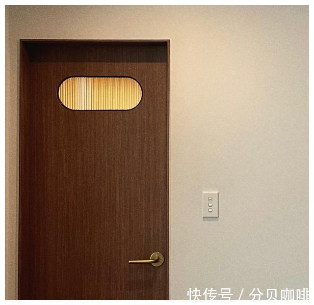 卫生间门|进门无玄关?试试她家的方法,还能多出一个餐厅,实用又耐看!