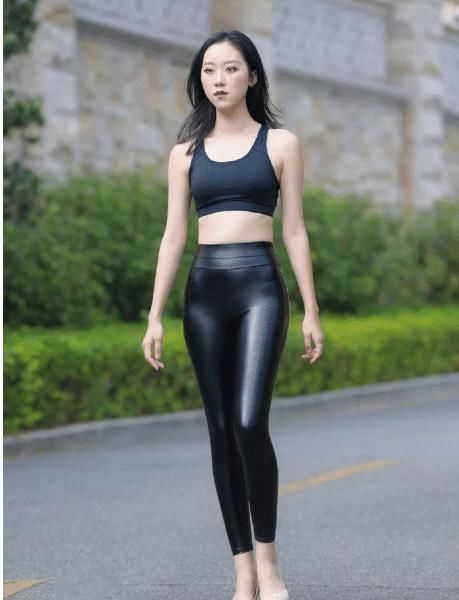 吊带背心|吊带背心搭配皮裤，小姐身材真好，帅气靓丽