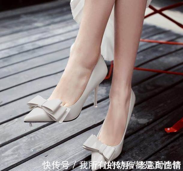 脚背|尖头细高跟鞋，展现女性脚背的线条，彰显优雅女人味