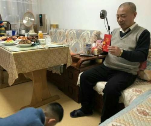 红纸|过年给孩子压岁钱,该年三十晚上给还是等到大年初一,是有讲究的