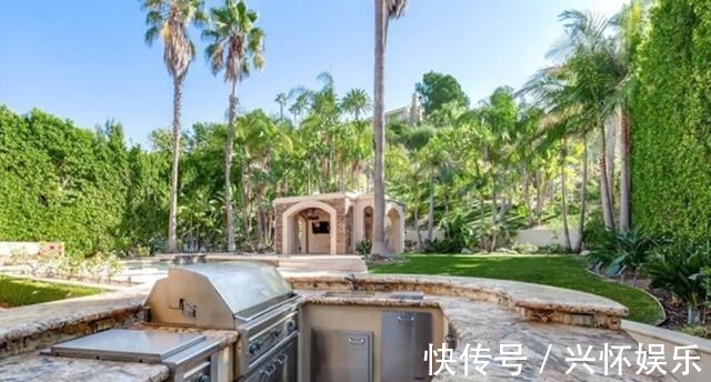 參觀董卿在美國(guó)的豪宅，全屋衛(wèi)生間都有十個(gè)，戶外環(huán)境像園林景觀