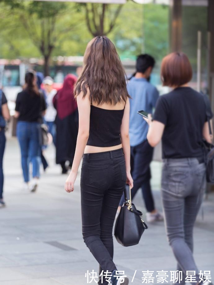 选择|街拍:美女选择男友的要求肯定不低