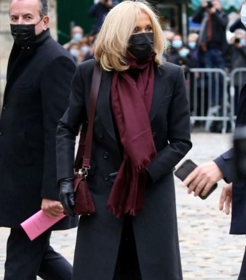 法国夫人穿衣年轻！西装搭运动鞋太时髦，小25岁老公牵手抿嘴笑