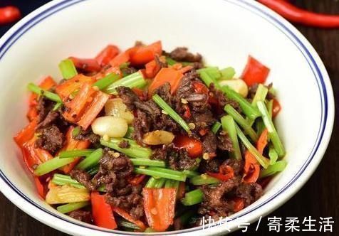 炒牛肉时,牛肉一炒就老学会2个小妙招,不老不柴,鲜嫩没腥味