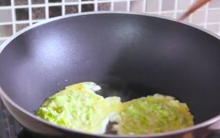 2个鸡蛋,3片白菜,这样简单一做,全家人抢着吃呢!