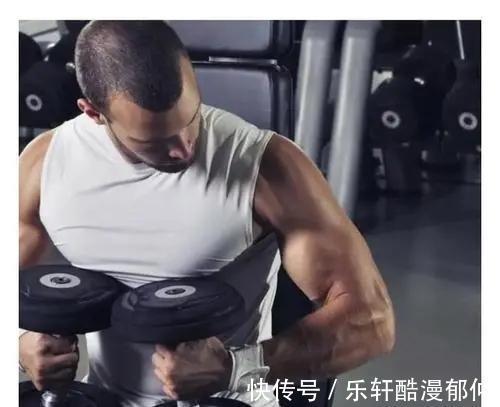 锻炼|哑铃应该如何锻炼学会4大动作,可帮你进一步练出肌肉线条
