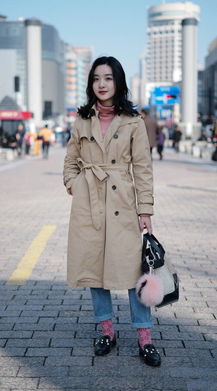 街拍:气质型的短发小姐姐,风衣搭配黑色休闲裤,特别好看!