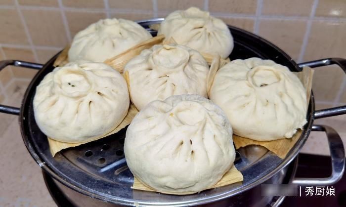 入秋后,黄瓜茄子靠边站,抓紧吃此菜,蒸包子吃鲜嫩营养,特别香