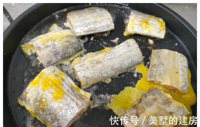 带鱼|煎带鱼时，别再放面粉了，教你多加2味，带鱼外酥里嫩