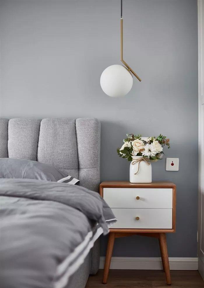 小户型|别看床头柜不起眼，小户型卧室没了它，总感觉少了什么