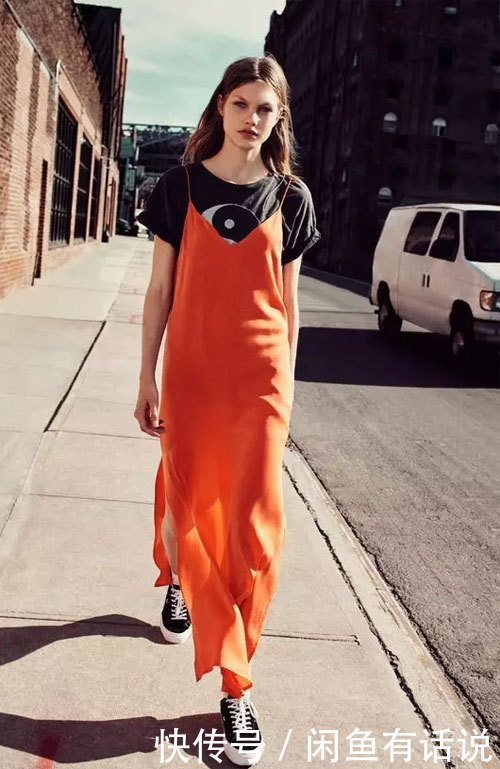 穿搭|章小蕙虽然身材微胖,穿蕾丝吊带裙却很显气质,一张旺夫脸最抢镜