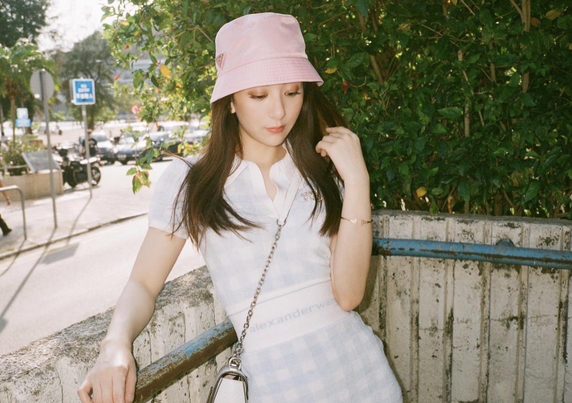 穿搭|方媛不愧是“天王嫂”,日常出行穿baby蓝色针织套装,温柔又减龄