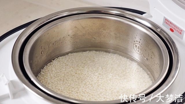 一杯糯米一碗红豆,蒸熟加搅拌,即成又香又软的糯米糕,再不用买