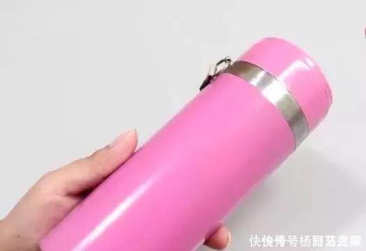 保温杯不清洗比马桶还脏?加入这2样东西摇一摇,细菌污垢全干净