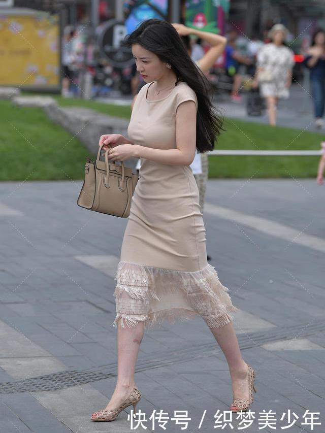 小姐姐穿杏色连衣裙，用“鱼鳞”当裙摆，美人鱼既视感