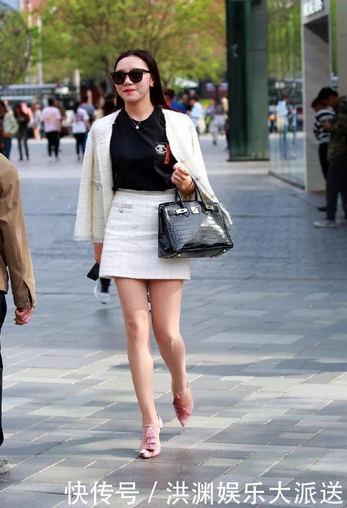 背带的阔腿裤，非常的清爽又时尚，纯白色其实非常考验本身的气质