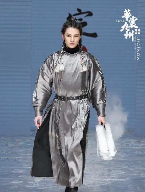 汉服@汉服与时尚结合被吐槽,模特身穿军大衣走秀,这也能被称为汉服?