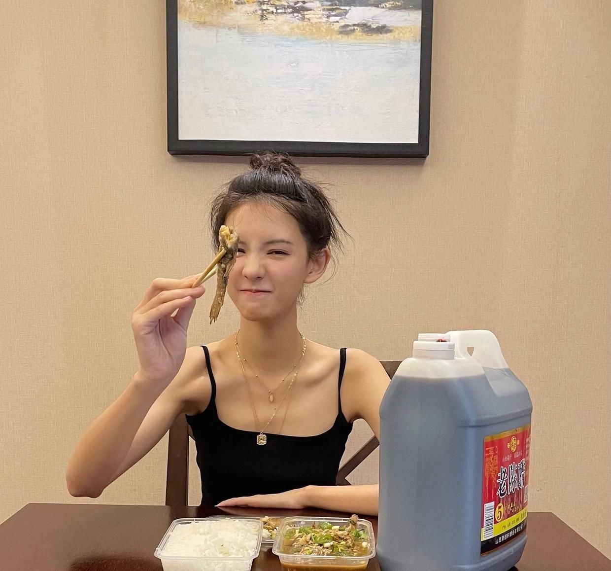 减龄|张予曦身材好又会穿，印花连体裤减龄时髦，秀“漫画腿”真惹眼