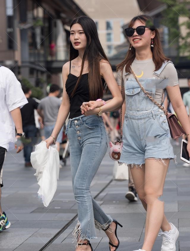 风范 两个女孩的气质不同,穿衣款式也就不相同,身材极棒!