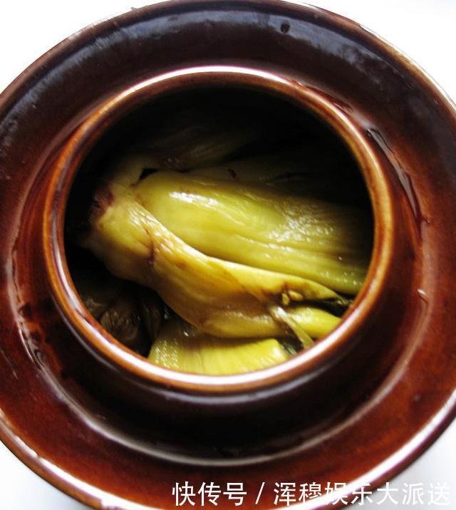 腌酸菜,放盐是大错!教你老方法,3天腌好,1年不坏,比买的香