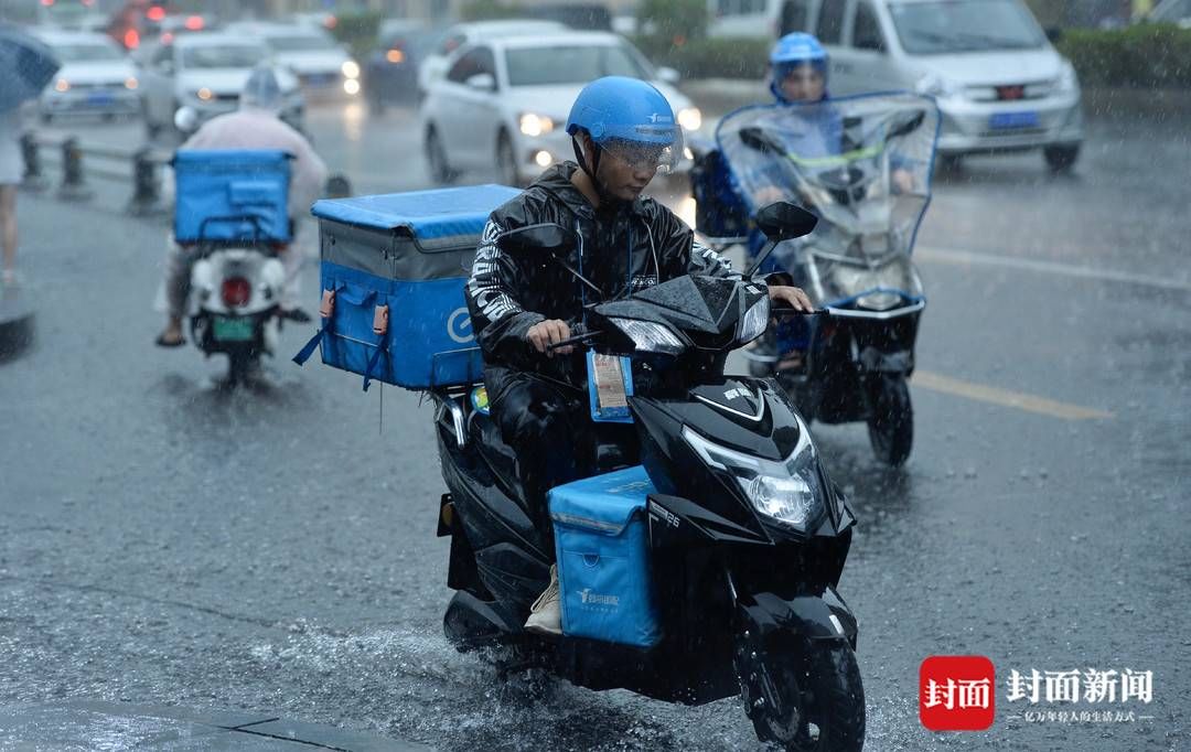 大雨倾盆|大雨倾盆 他们奔驰在路上