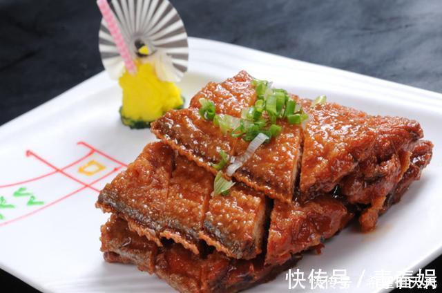 做带鱼时，直接清洗可不对，多加一勺它泡一下，洗得干净没腥味