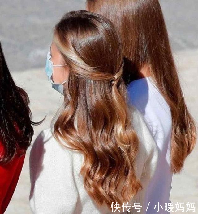 姐妹花|这朵西班牙姐妹花很少见,劳拉的蓝色连衣裙和她姐姐一样高