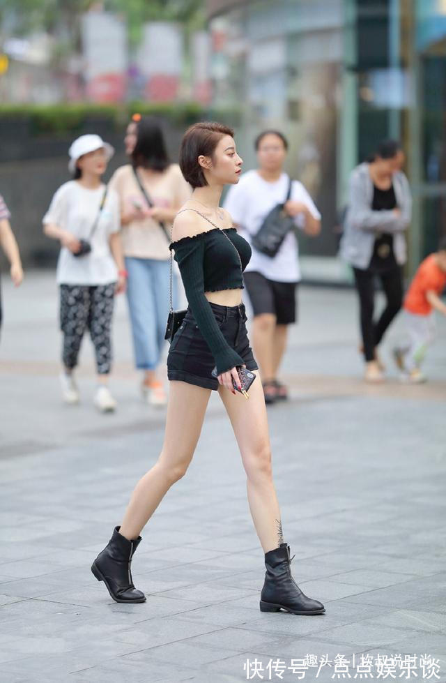 酷帅感 冷艳“阿姨”的暗黑风,黑抹胸搭配黑牛仔,气场十足