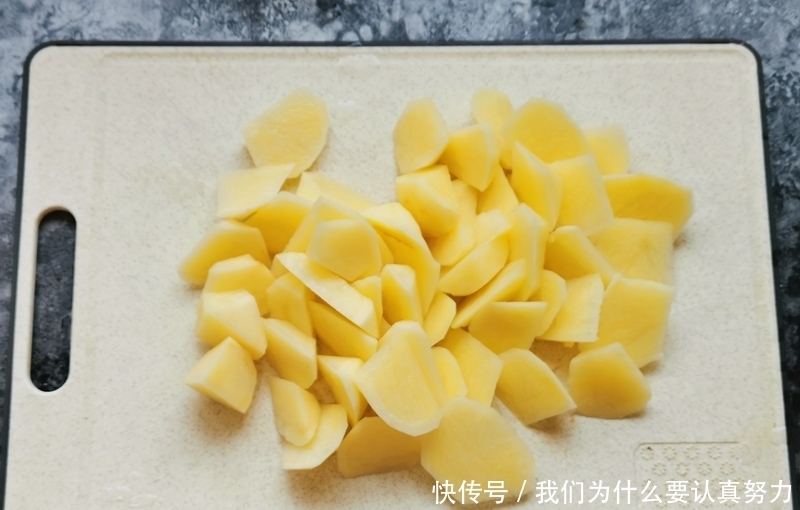 土豆这样做,外焦里糯比炒的好吃多了,每次做了孩子抢着吃